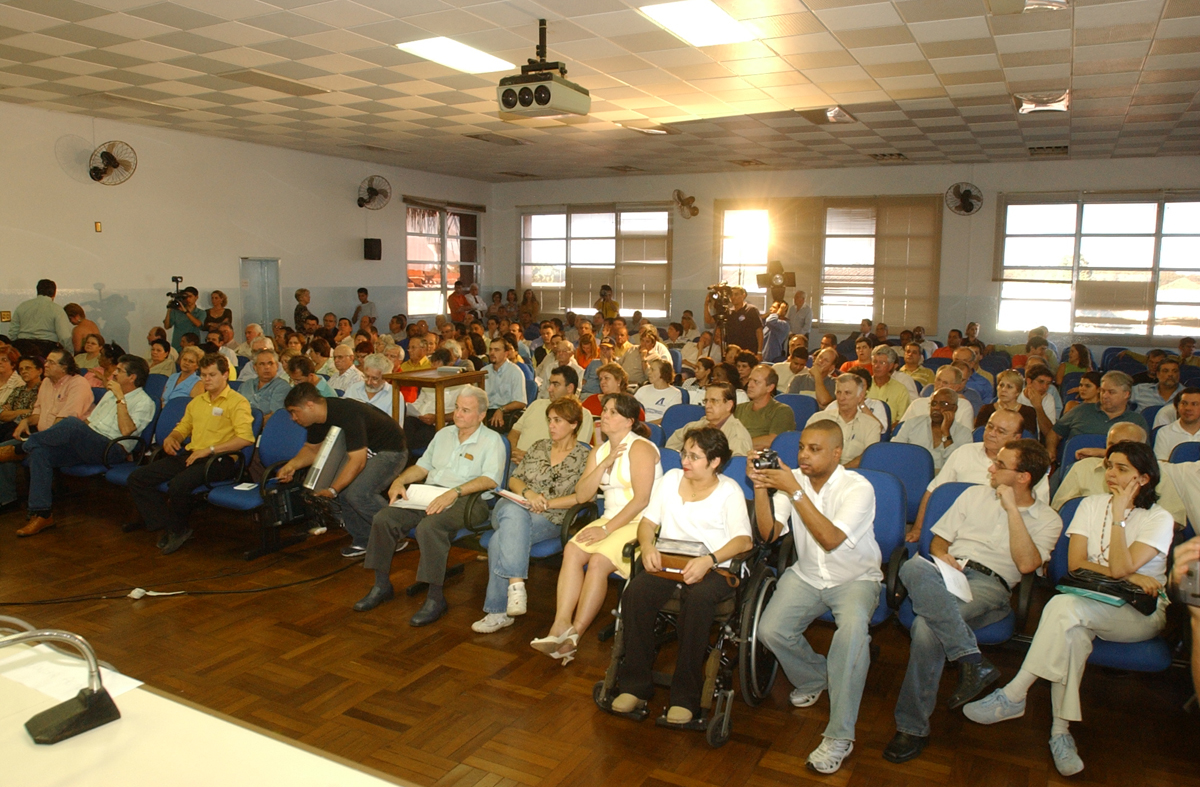 Mais de 200 pessoas participaram dos debates sobre o oramento estadual para 2006, na Cmara Municipal de Rio Claro<a style='float:right;color:#ccc' href='https://www3.al.sp.gov.br/repositorio/noticia/03-2008/rio claro aud 008.jpg' target=_blank><i class='bi bi-zoom-in'></i> Clique para ver a imagem </a>
